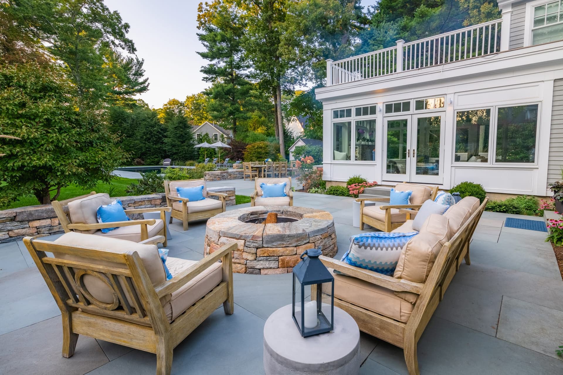 Cornell Road — bluestone pool terrace and fieldstone fire pit by Cleiton, in Wellesley, MA